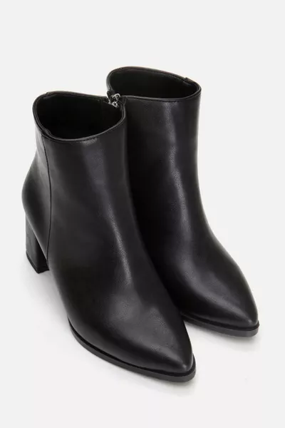 حذاء نسائي أسود بكعب