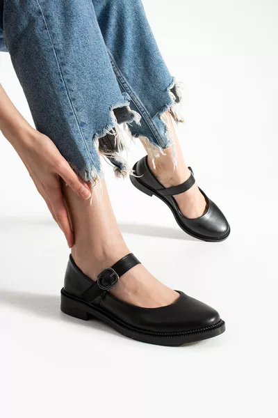 حذاء نسائي يومي أسود مريح مع حزام ونعل مريح