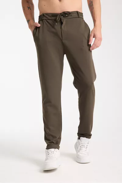 بنطلون رجالي بخصر مطاطي مع ليكرا وطية عند الساق بأسلوب جوجر