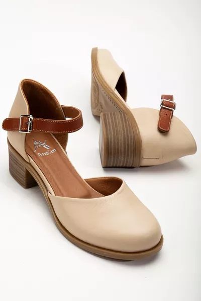 صندل جلد طبيعي نسائي بكعب مغلق ومربوط من الكاحل باللون البيج