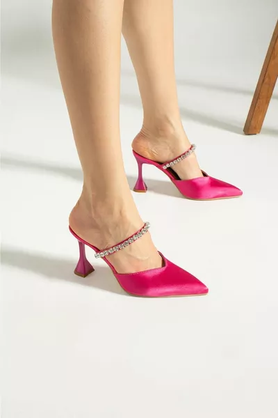 حذاء بكعب بالتفاصيل الجمشتية من الساتان الفوشيا