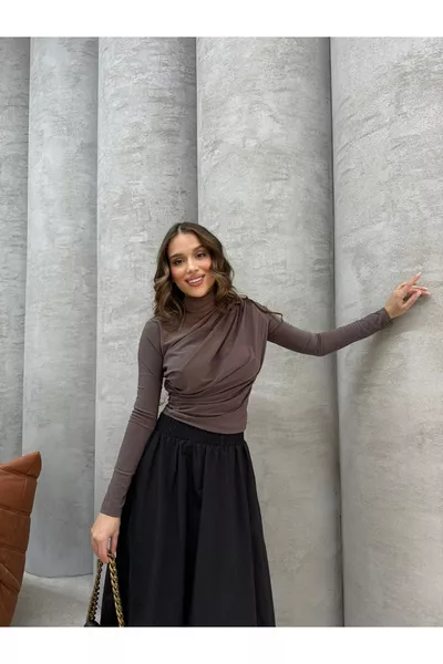 بلوزة مزينة بالطيّات