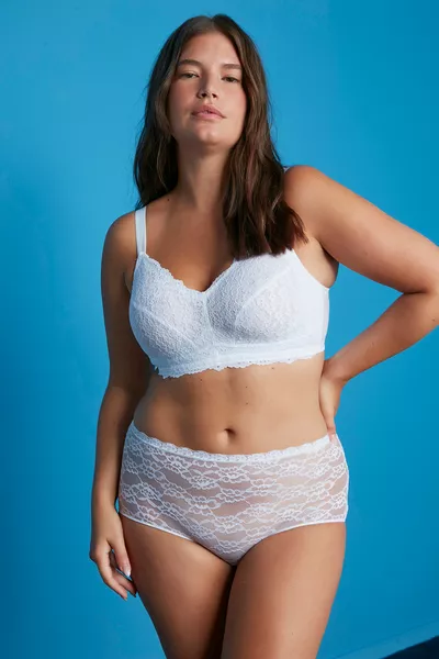 سليب كلوت بارتفاع عالٍ من الدانتيل الجمالي