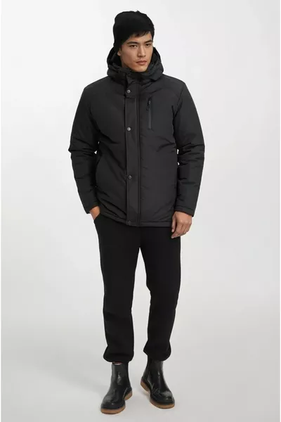 سترة شتوية للرجال باللون الأسود مبطنة بخيوط الجل مع جيوب داخلية مقاومة للماء والرياح بغطاء للرأس