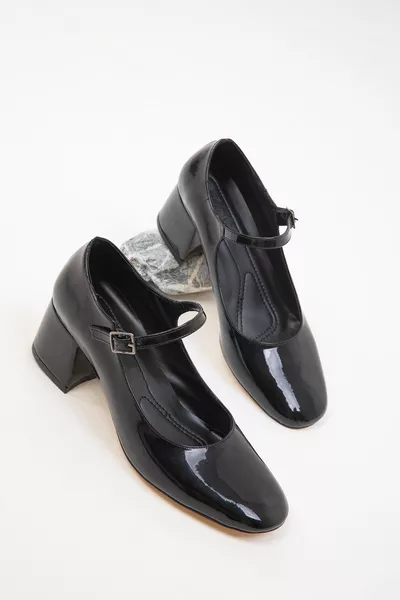 حذاء نسائي كلاسيكي بكعب عالٍ من الجلد اللامع الأسود 