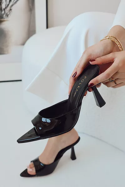 صندل نسائي بكعب عالٍ من صوفستيكا بتفاصيل شريطية وطرف مدبب