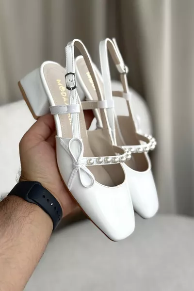 حذاء نسائي بكعب قصير مرصع باللؤلؤ - أبيض لامع