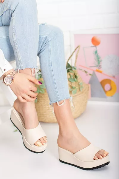 شبشب نسائي مبطن بلون بيج مطفي