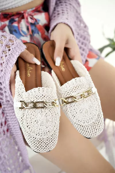 Damesgesloten gevlochten slipper met witte kant en geborduurd ontwerp, dagelijks te dragen