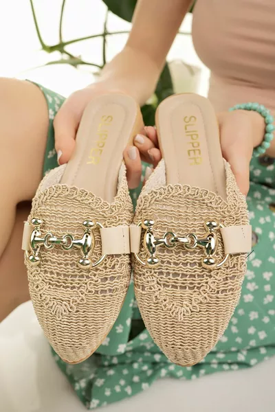 Dames rieten slippers beige, gesloten aan de voorkant, gebreid tricot, met steentjes en gespdetails, zomerse slippers voor thuis, strand en vakantie