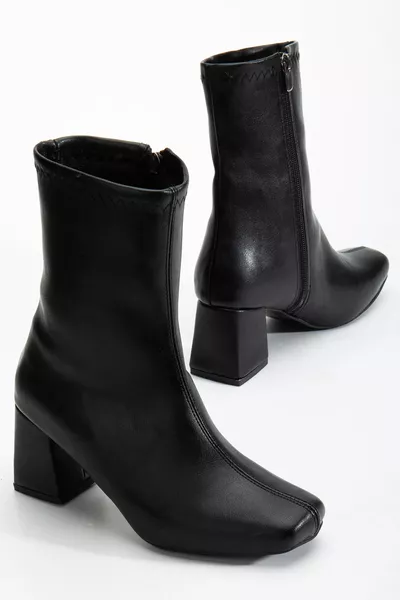 حذاء نسائي كعب عالي من الجلد الأسود بمقدمة عريضة متوسطة الحجم