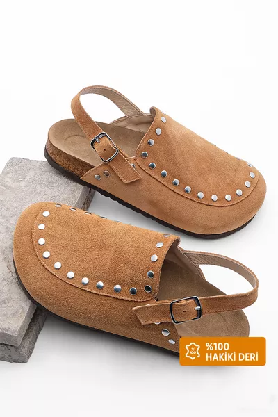 Sandales quotidiennes pour femmes en cuir véritable Eva à talon plat, bout fermé, cloutées, couleur tabac