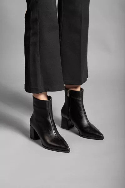 Damen Schwarze Leder Stiefel mit schlichtem Absatz