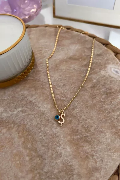 قلادة مخصصة مطلية بالذهب بحرف الش ونقش عين الحسد - تصميم أنيق وعصري للاستخدام اليومي