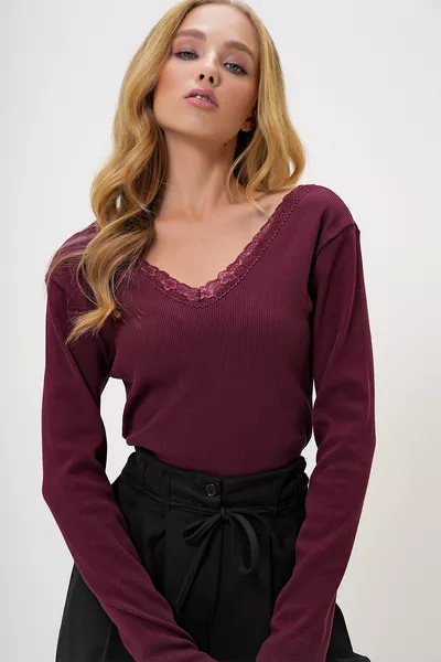 Blusa da donna color prugna con scollo a V anteriore e posteriore, dettagli in pizzo 