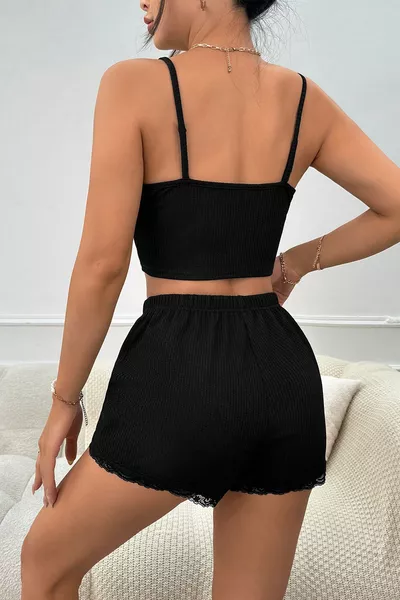 Ensemble de nuit pour femme avec short, haut et bas noirs, détail en dentelle et nœud