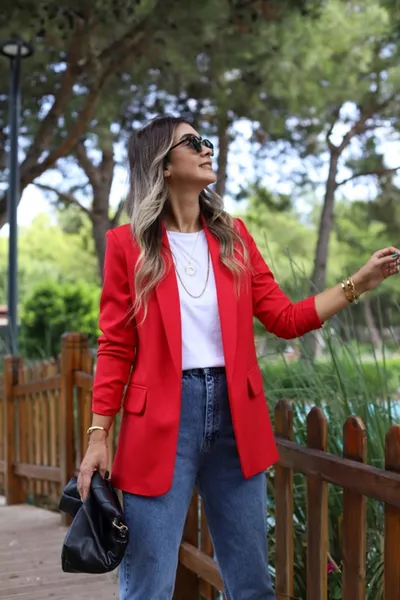 بليزر بتفاصيل كشكشة على الأكمام الحمراء