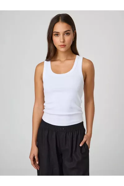 قميص داخلي ضيق بحمالات واسعة من نوفيل