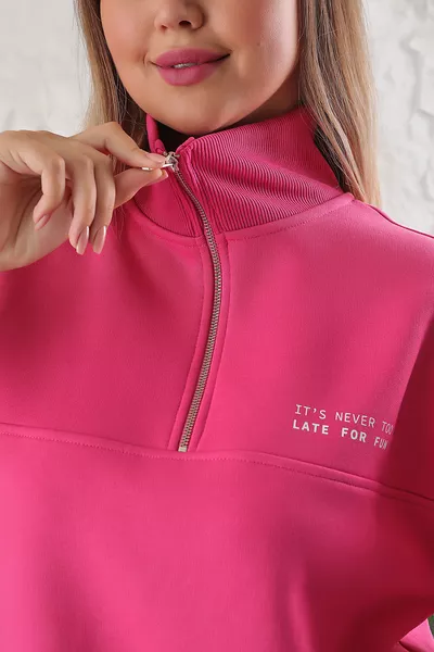 كنزة نسائية مقاس كبير بسحاب وياقة عالية مع طباعة شعارات، قماش ثلاثي الطبقات مبطن من الداخل