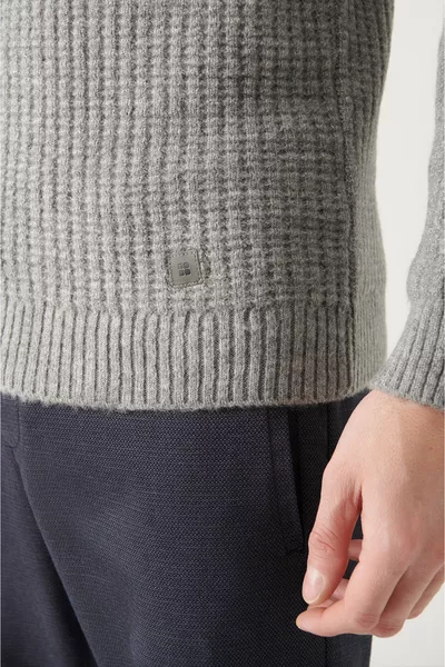 كنزة تريكو رمادية للجنس الذكري بياقة عالية وعقدة نسيجية 