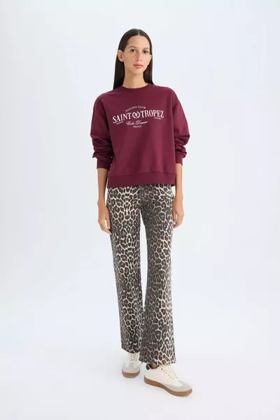 سويتشيرت نحيف بطبعة وياقة دائرية بمقاس عادي AU