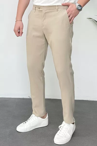 بنطال رجالي بيج بقصة ضيقة من قماش مطاطي