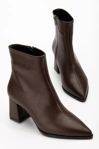 حذاء نسائي بكعب عالٍ من الجلد بلون القهوة الداكن وأصابع مدببة