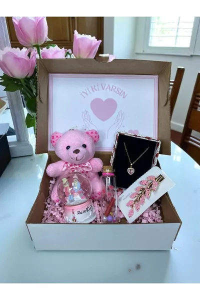 Радост, че съществуваш Подаръчна кутия – Колие с любовна сърце, Осветена снежна топка, Плюшено мече и Бутилка с желания