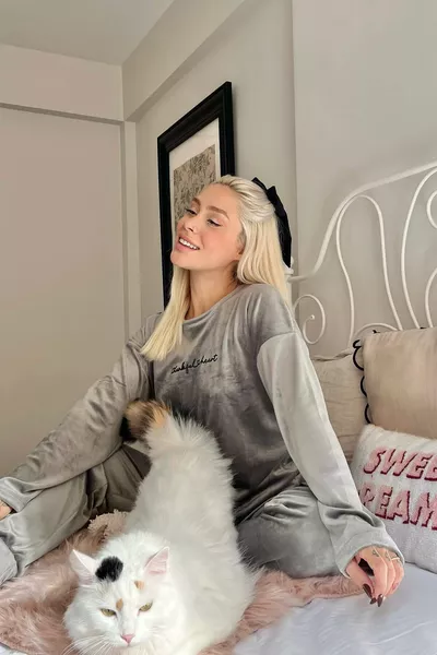 طقم بيجامة نسائي من المخمل الحصري بنقشة شكر باللون الرمادي