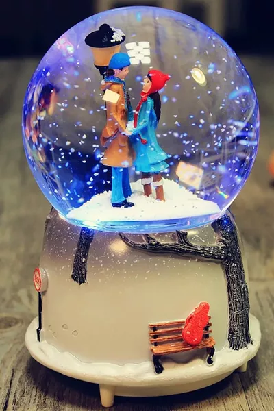 Снежна сфера с музика и светлини на тема „Любими влюбени“, подарък за любимия, Koza Gift