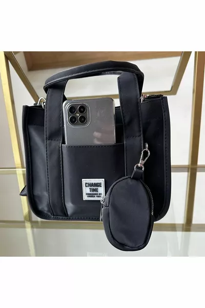 حقيبة نسائية سوداء بحمالة عابرة مع تفاصيل المحفظة