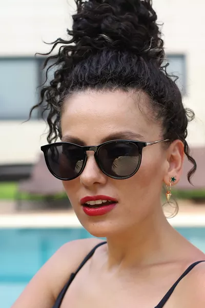 نظارات شمسية سوداء للجنسين Bh 