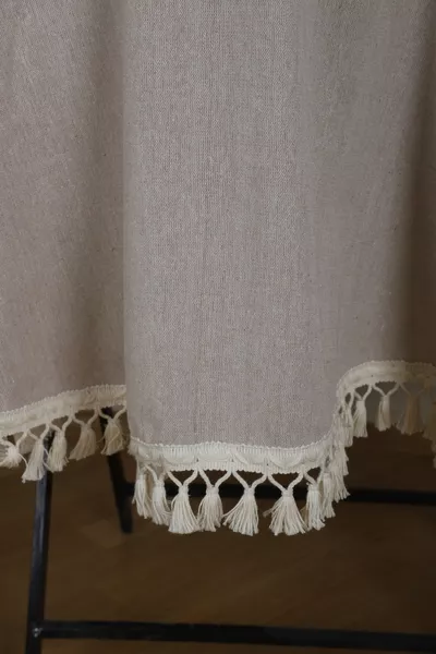 Бежевая круглая скатерть с помпонами