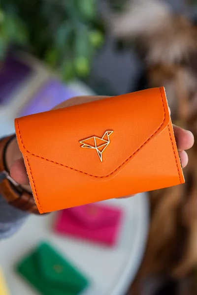 محفظة نسائية جلد نباتي ليفيف بأكورديون برتقالي حاملة بطاقات