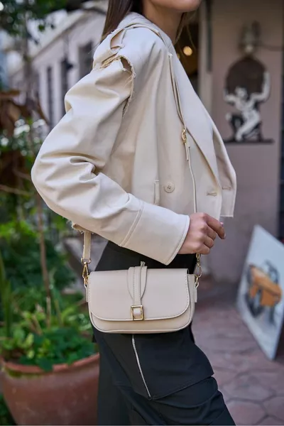 حقيبة نسائية كريمة بحزام متقاطع ومشبك