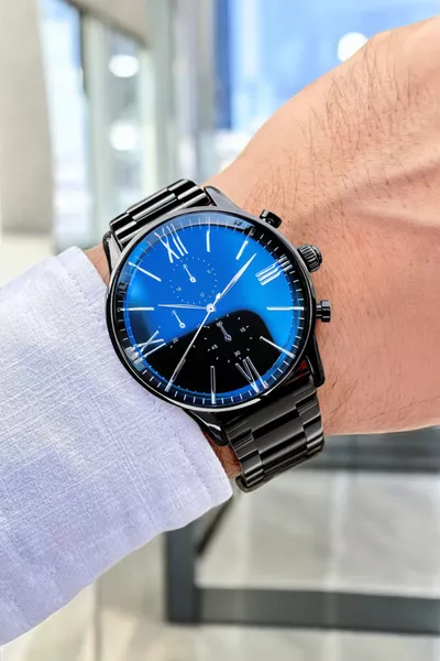 ساعة يد بسوار معدني في علبة خاصة