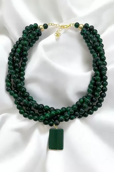 Grüne Perlenkette mit mehreren Reihen