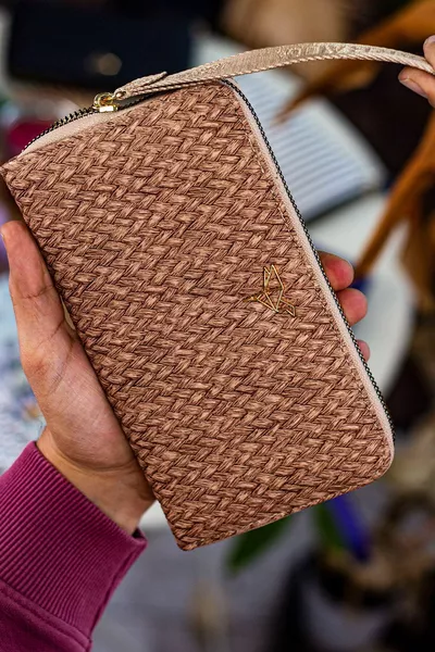 Тилбург Бежов портфейл с дръжка за китка, плетен модел и многобройни джобове