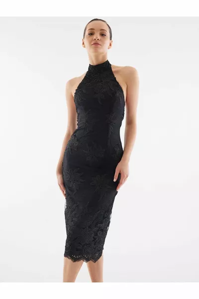 Robe midi noire à dos nu en dentelle détaillée