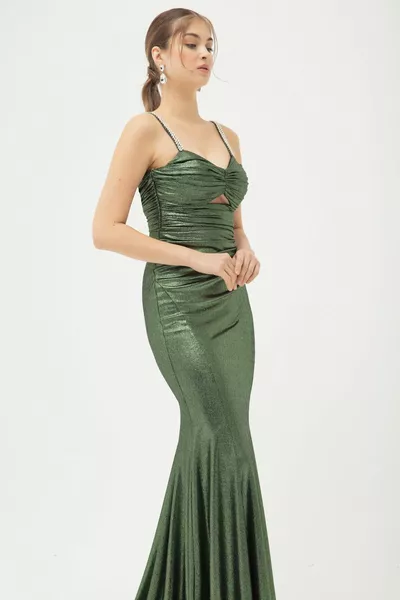 Женское длинное вечернее платье с зеленым камнем и ремешком