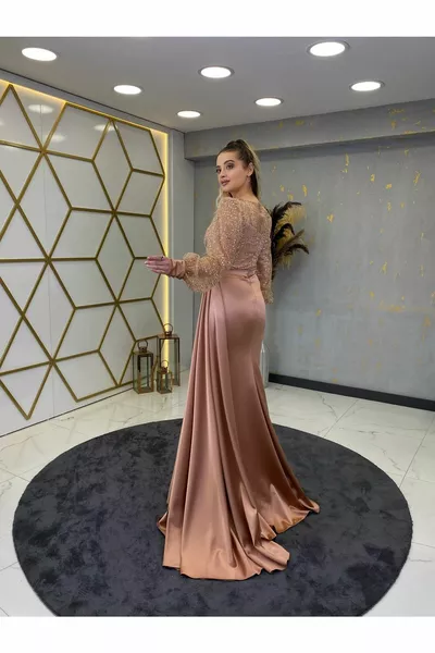Robe de soirée drapée en satin de suède vison
