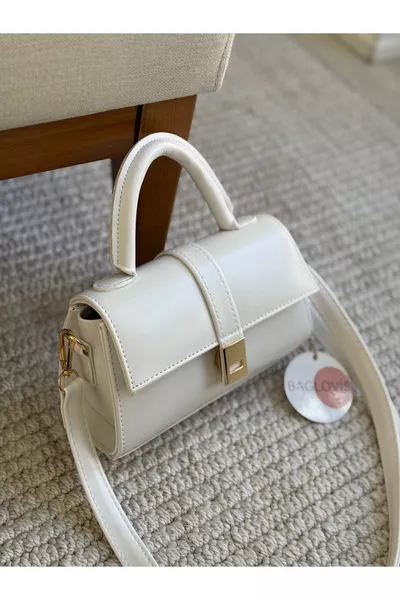 حقيبة كتف نسائية بيضاء بتفاصيل مغناطيسية