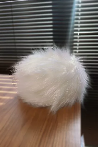 قبعة من الفرو الأبيض المخملي الأنيق