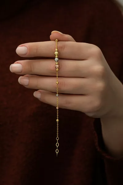 سوار فضة نسائي  مطلي بالفضة مع كرات ملونة صغيرة