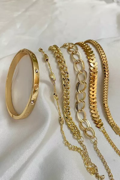 سوار نسائي مطلي بالذهب