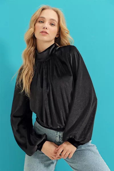 Дамска черна кадифена блуза с предно деколте, шнур и детайли от кадифе 