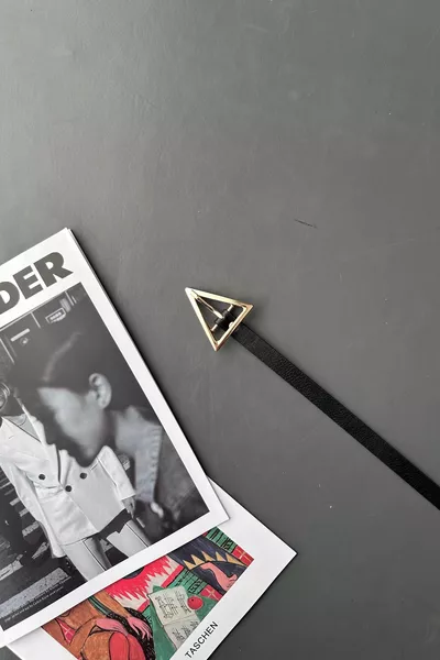 حزام جلدي رفيع بقفل ذهبي على شكل مثلث