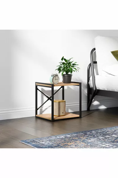 Veelzijdige nachtkast met metalen poten en plank, dennen