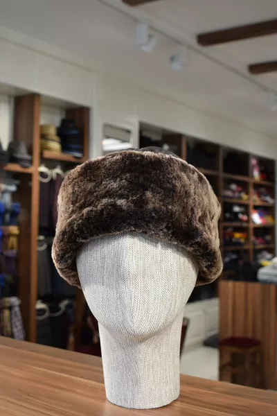 Cappello in pelle autentica cecena con interno in pelliccia di caffè