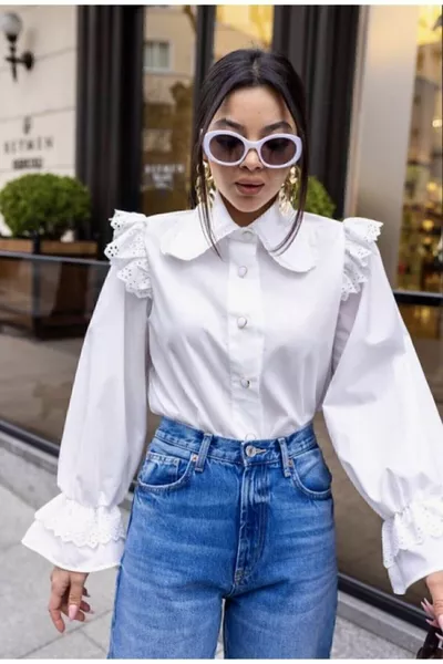Damenbluse mit weißer Spitze, Rüschen und Bebe-Kragen